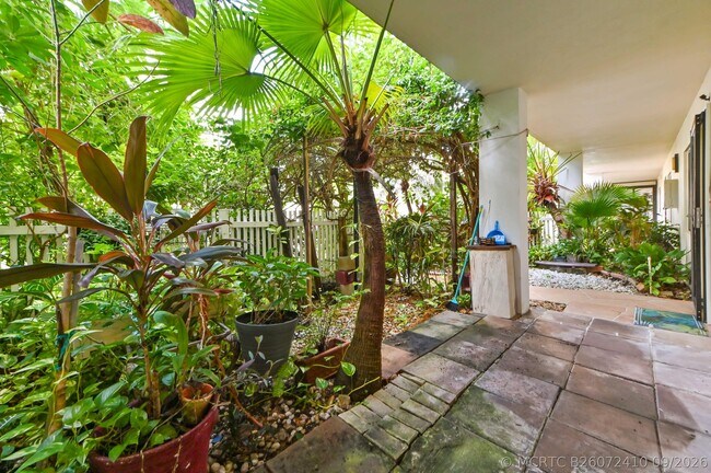 Building Photo - 7260 Kinghurst Dr