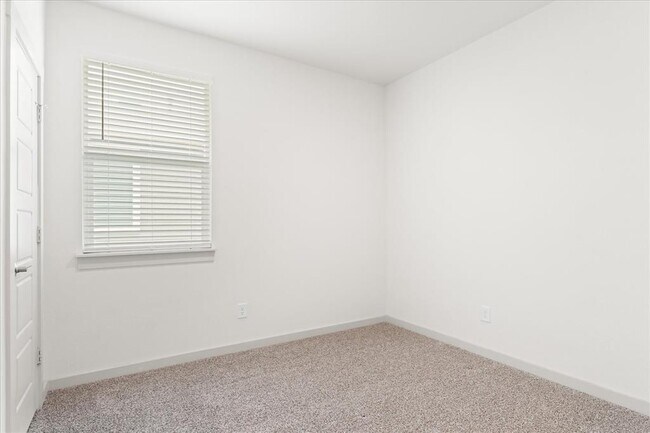 Building Photo - 523 Millbrook Blvd