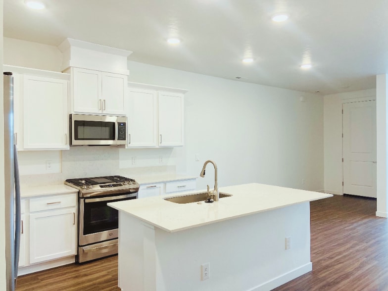 Building Photo - 234 N Nursery Ave