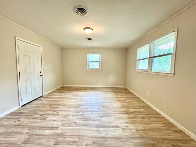 Building Photo - 868 Watts Dr