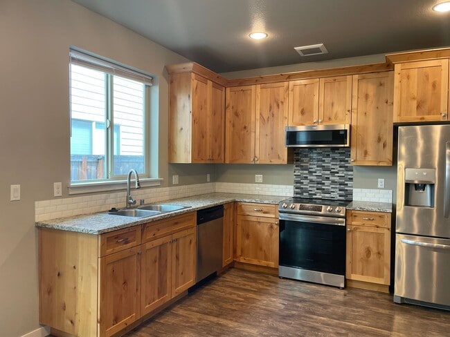 Building Photo - Goregous 3 Bedroom Home Ready for Hot Summ...