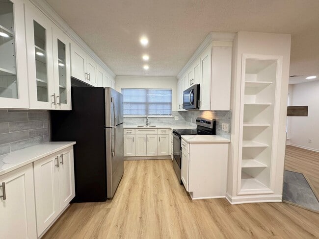 Building Photo - Bright And Cozy 3 Bed 2 Bath Condo In Vibrant Heights On Penderbrook