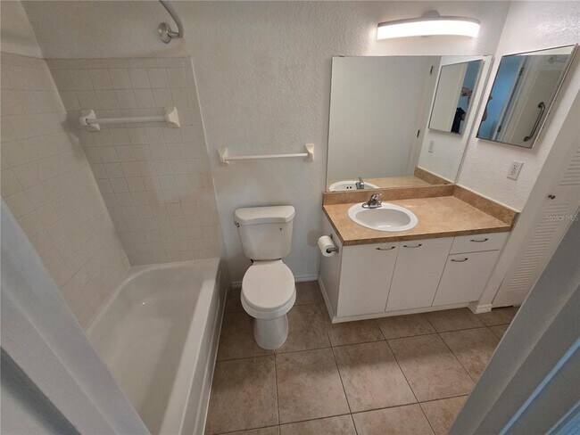 Building Photo - 1604 Columbia Arms Cir