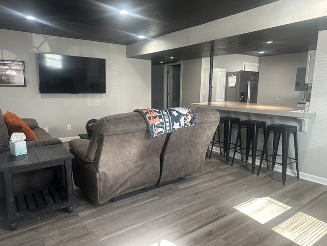 Building Photo - 600a Sara St