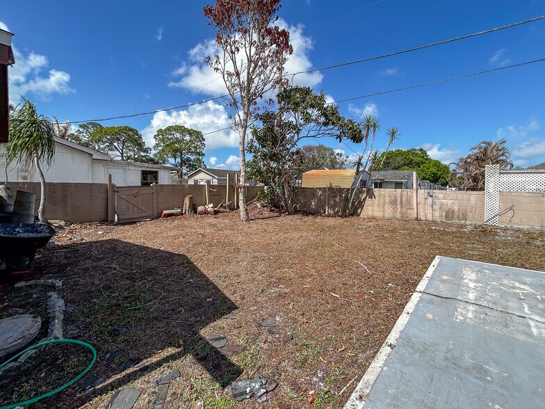 Building Photo - 325 NW Rebecca Ave