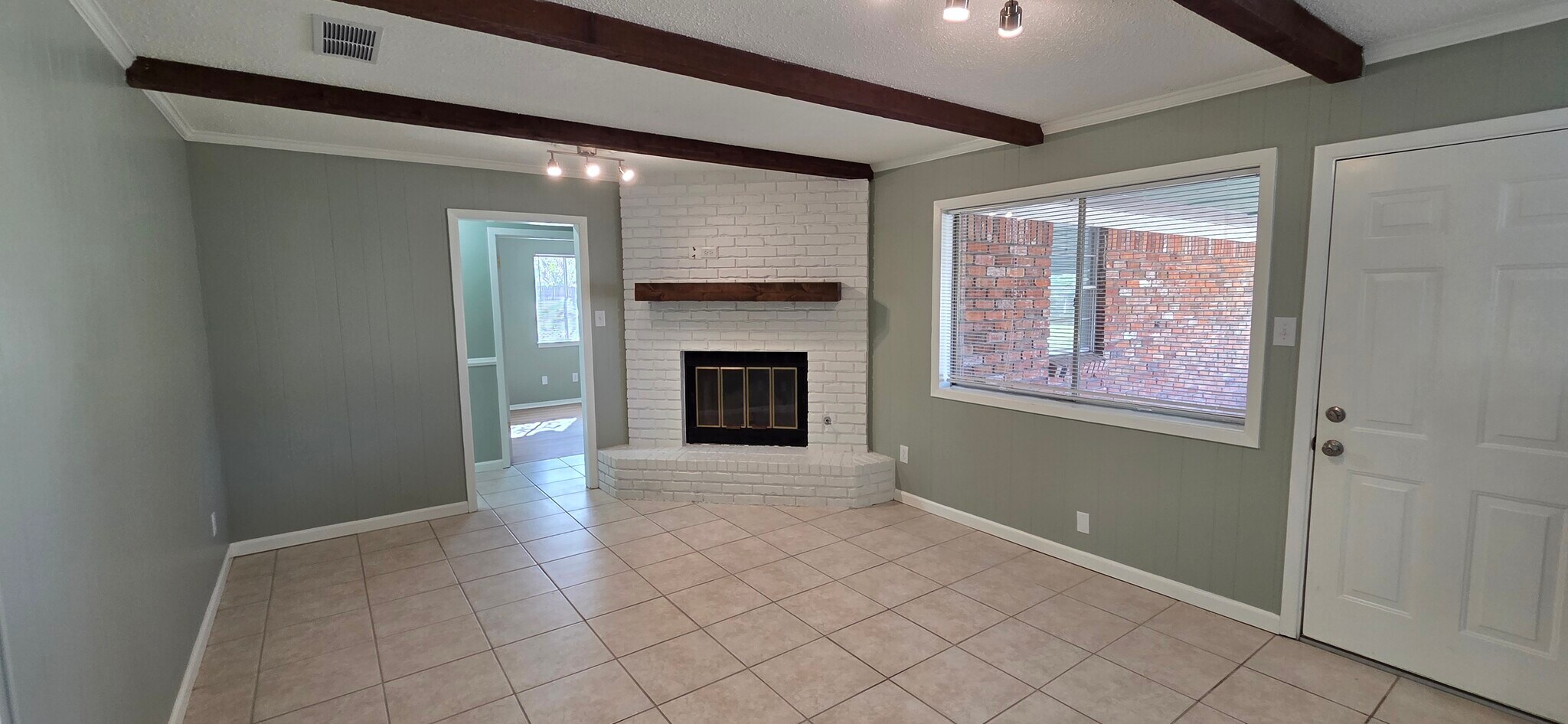 Building Photo - 2114 Ray Ave