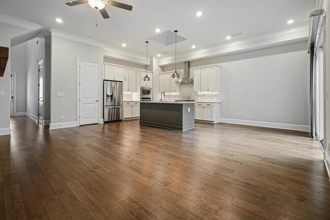 Building Photo - 123 Village Green Ave