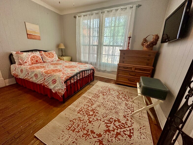Bedroom 3 Queen Bed - 2811 Buena Vista St