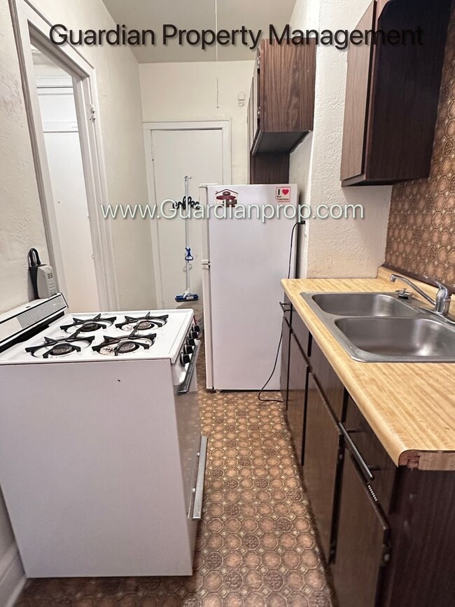 Building Photo - 2nd Floor Corner, Blocks from Bde Maka Ska, Heat Paid, 1 Month Free, Video Walkthrough