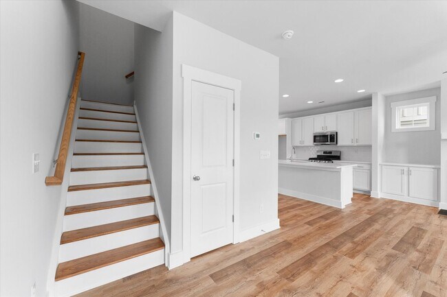 Building Photo - Lake Access End-Unit Townhome | Walk to Downtown Davidson | 3BR + Guest Suite