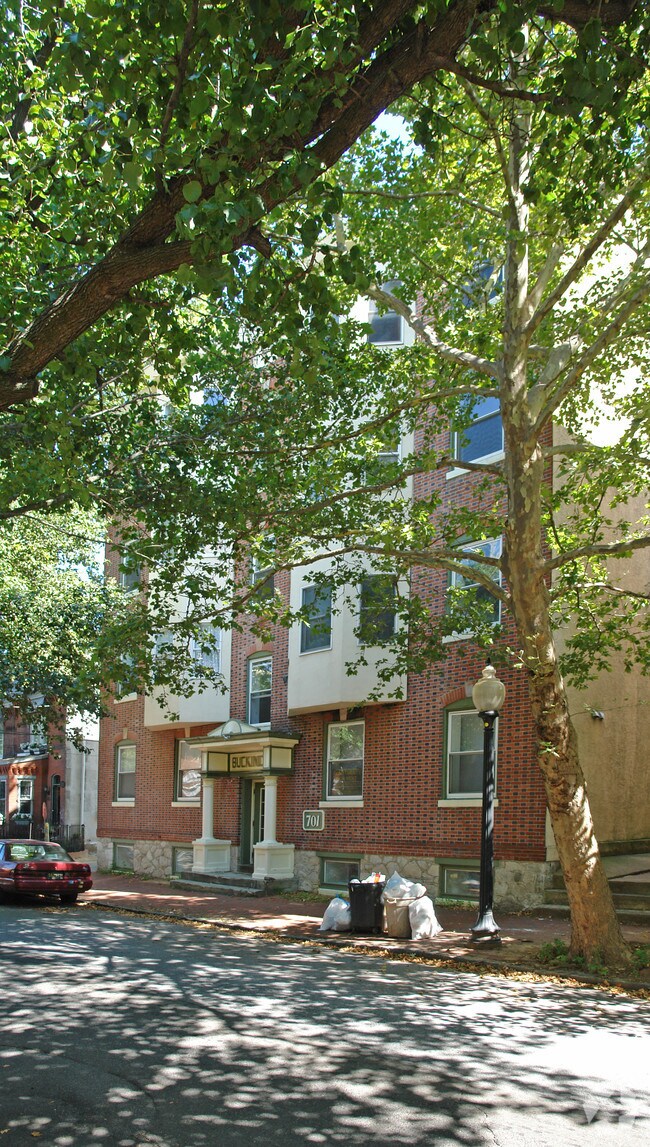 Building Photo - 701 W 10th St