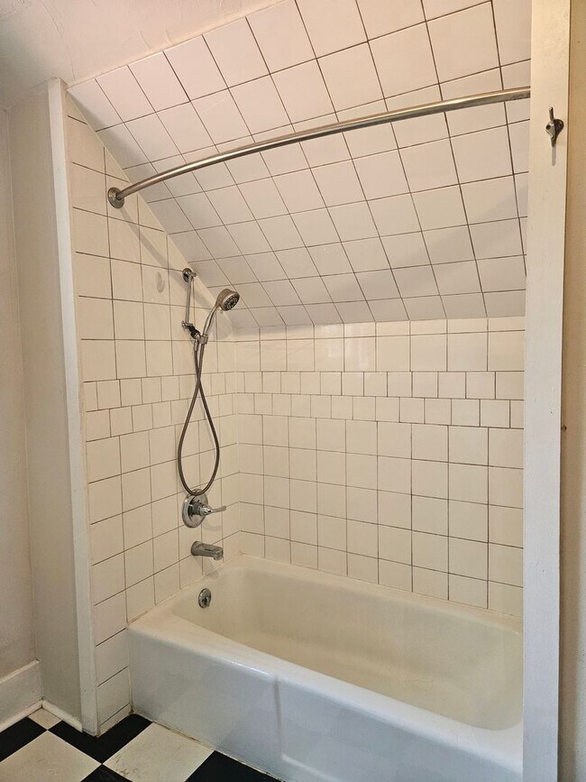 Building Photo - 318-320 W Myrtle