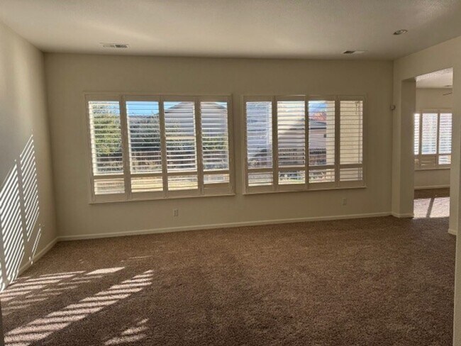 Building Photo - Three Bedroom near Dayton Golf Course