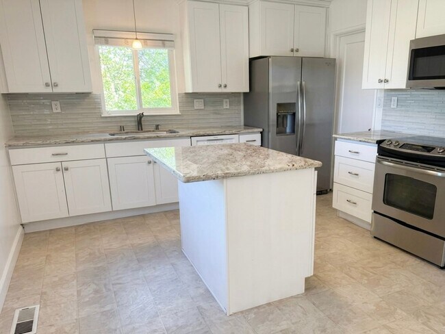 Building Photo - Charming single level home in Parkmead neighborhood