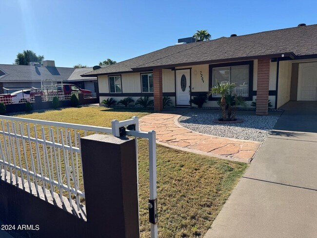 Primary Photo - 7209 W Luke Ave