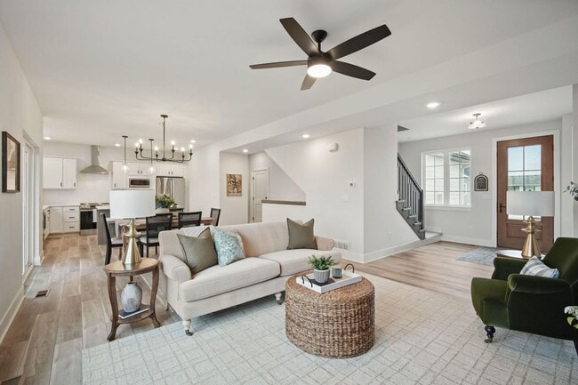 Building Photo - 3 Bedroom Townhome Available November 5th, 2025!