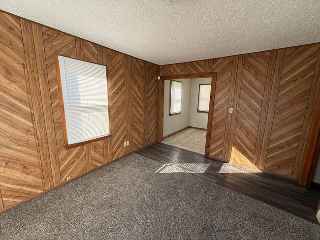 Building Photo - 3 bed 1 bath 2 car, indoor laundry and new...