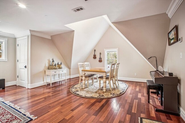 Building Photo - Stunning and Spacious Single Family Home S...