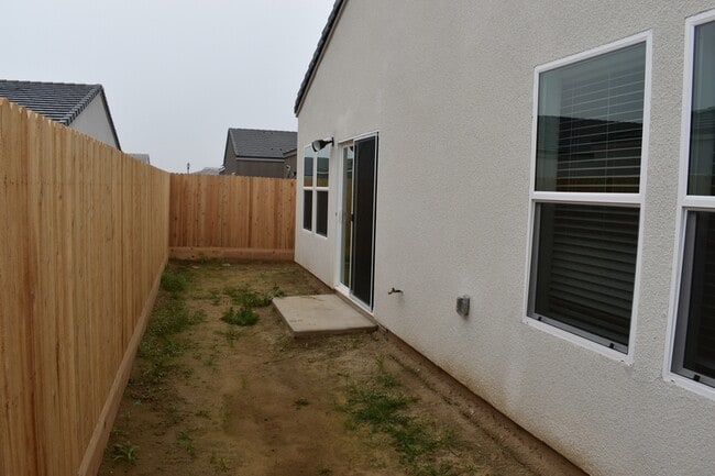 Building Photo - 4448 N San Miguel Ave