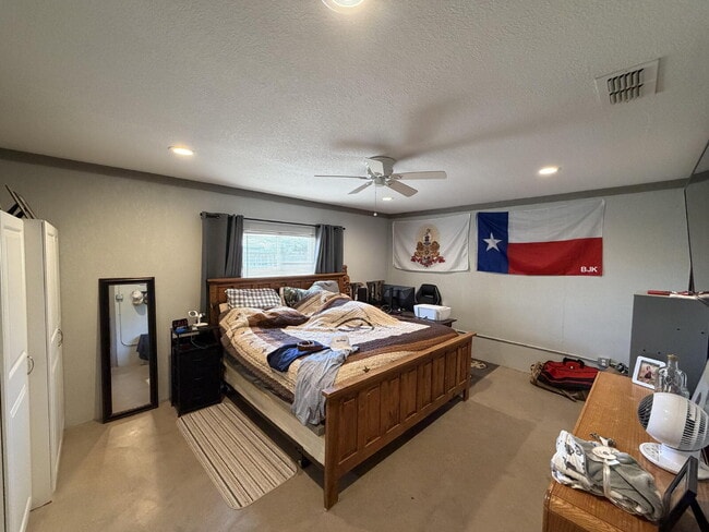 Building Photo - Spacious 3 Bed, 2 Bath Home with 2 car carport!