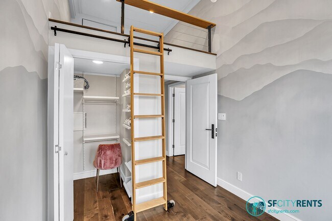 Building Photo - Russian Hill: Remodeled Top Floor Flat w/ In-Unit W/D, A/C, Private Roof Deck & Garage Parking w/...