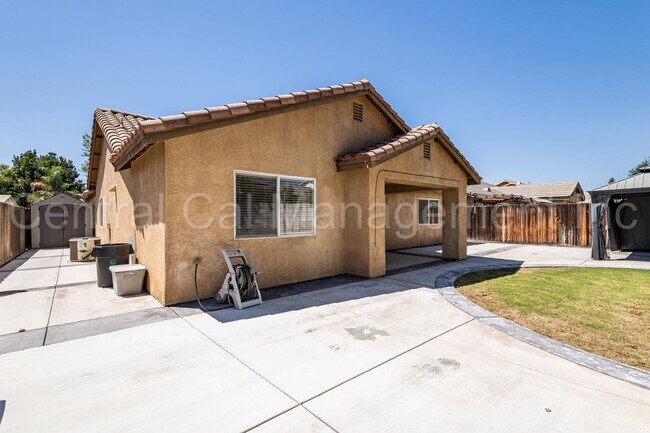 Building Photo - 4 Bedroom/2 Bath Home in the Southwest - $...