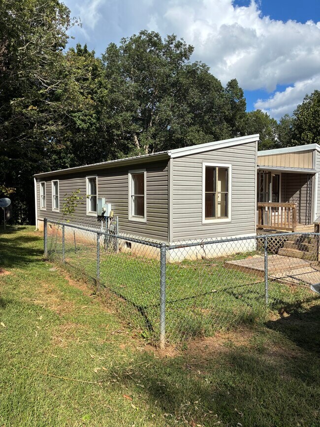 Building Photo - LJE #11