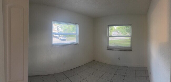 Building Photo - Charming 3 Bedroom 2 Bath