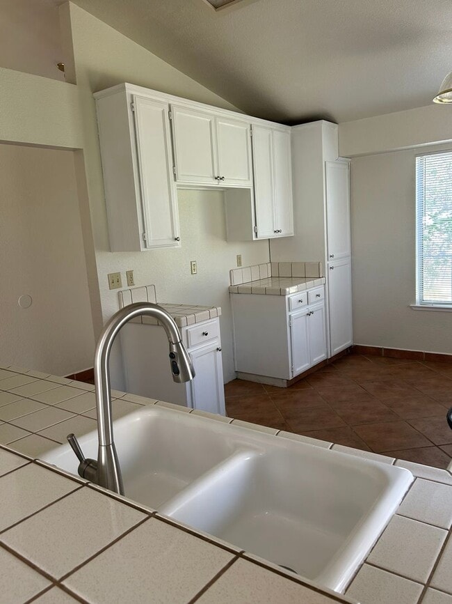 Building Photo - Beautiful 3 bedroom Home