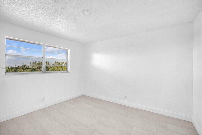 Building Photo - 2601 NE 3rd Ct