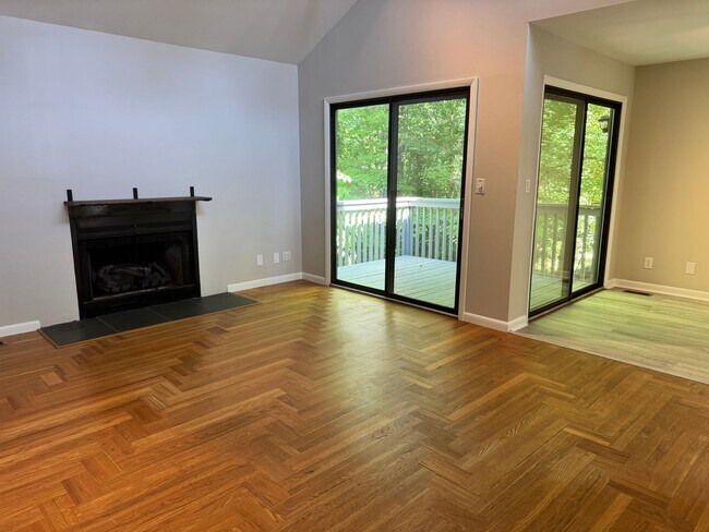Building Photo - 1 Bedroom, 1 Bathroom Townhouse in High Point!