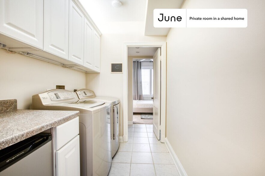 Building Photo - Room in Shared 3 bed/2 bath home