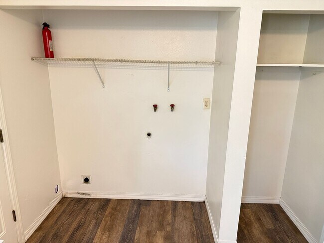 Building Photo - Updated single level 2 bed/1 bath duplex in Springfield!