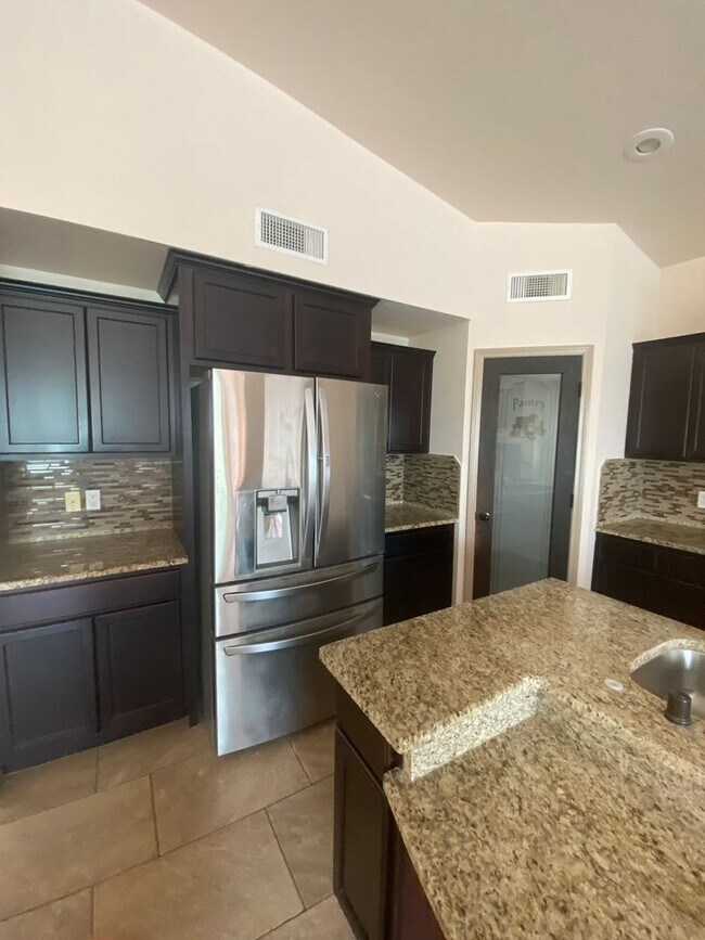 Building Photo - Beautiful 4 Bedroom, 3 Bathroom Home! Avai...