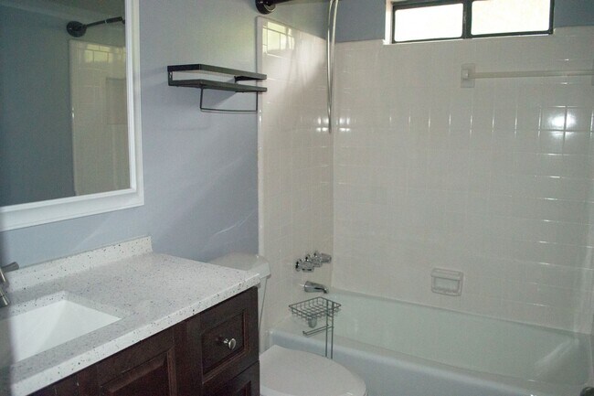 Building Photo - 1930 Oak Ridge Ct