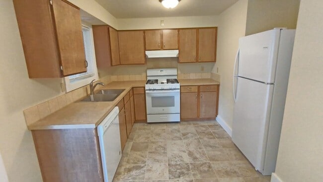 Building Photo - 2 bedroom 1 bath single level duplex