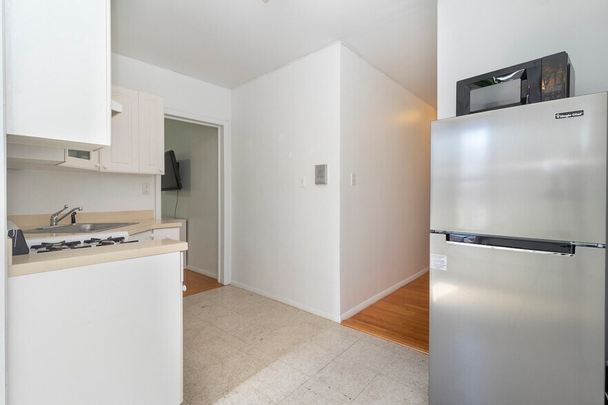 Building Photo - 224 E 95th St