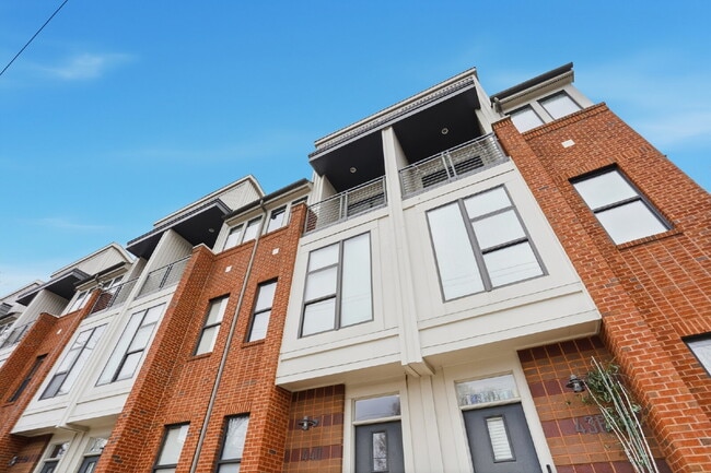 Building Photo - Modern Multi-Level 2BR Retreat with Garage Near Uptown Charlotte