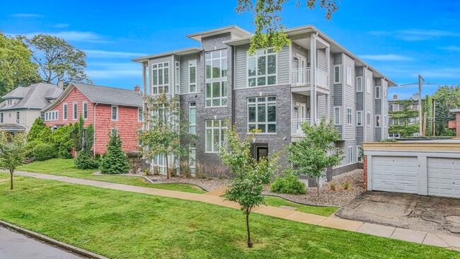 Building Photo - South Sixty