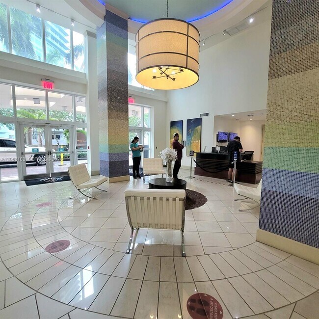 Building Photo - 2000 N Bayshore Dr