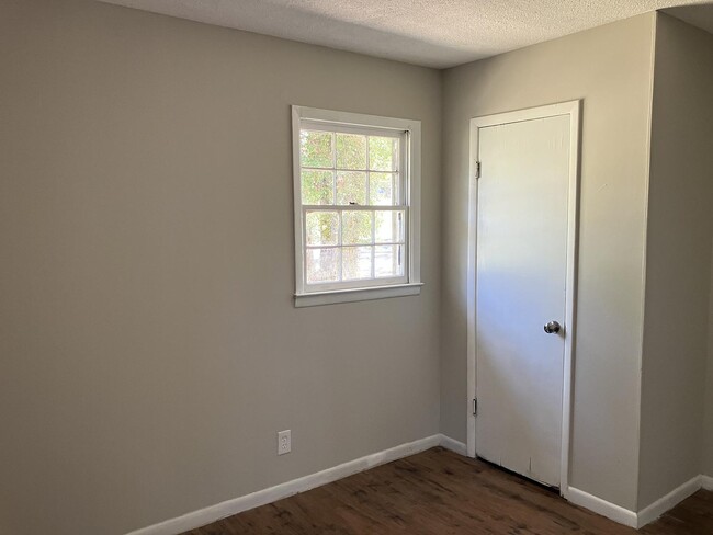 Building Photo - 2050 Cherokee Ct