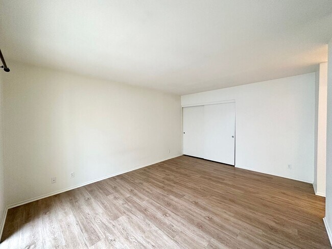 Building Photo - Oxnard Dunes | 2 Bedroom + 2 Bath Duplex -...