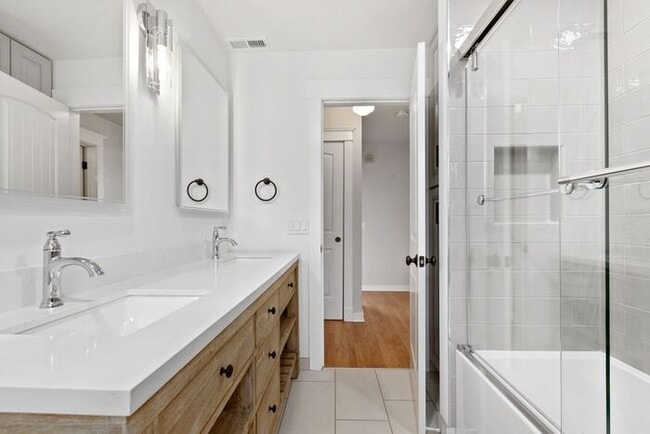 Building Photo - Gorgeous West Seattle Mid-Century Modern w...