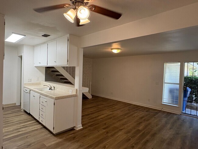 Building Photo - Townhouse condo Hillsdale Oaks