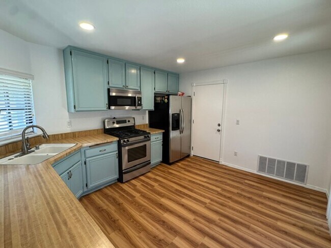Building Photo - 791 Kingfisher Ct