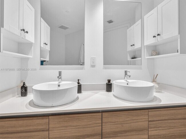 Building Photo - 121 NE 34th St