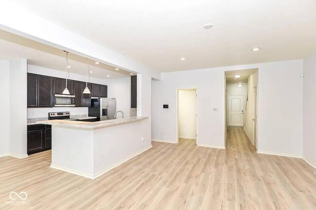 Building Photo - 9651 Calamus Dr