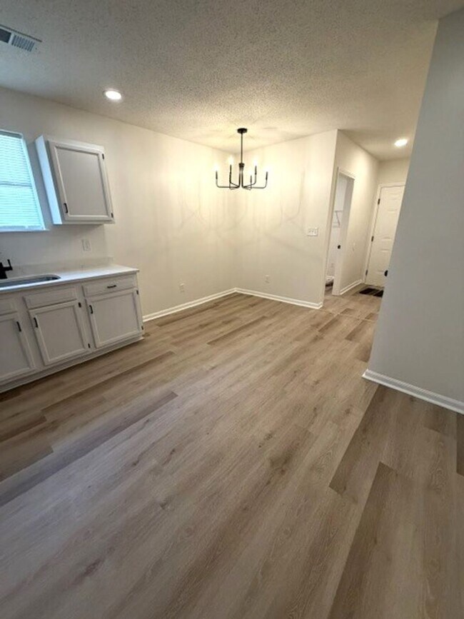 Building Photo - 3 minutes from campus!  4 bedroom 2 bath house available now!