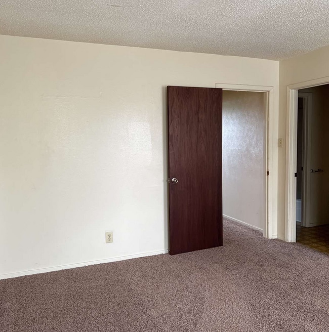 Building Photo - 57 W Elmwood Dr