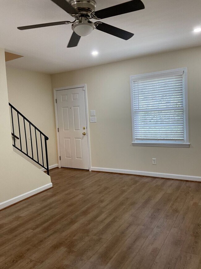 Building Photo - Spacious 2 Bedroom Apartment Available Now!